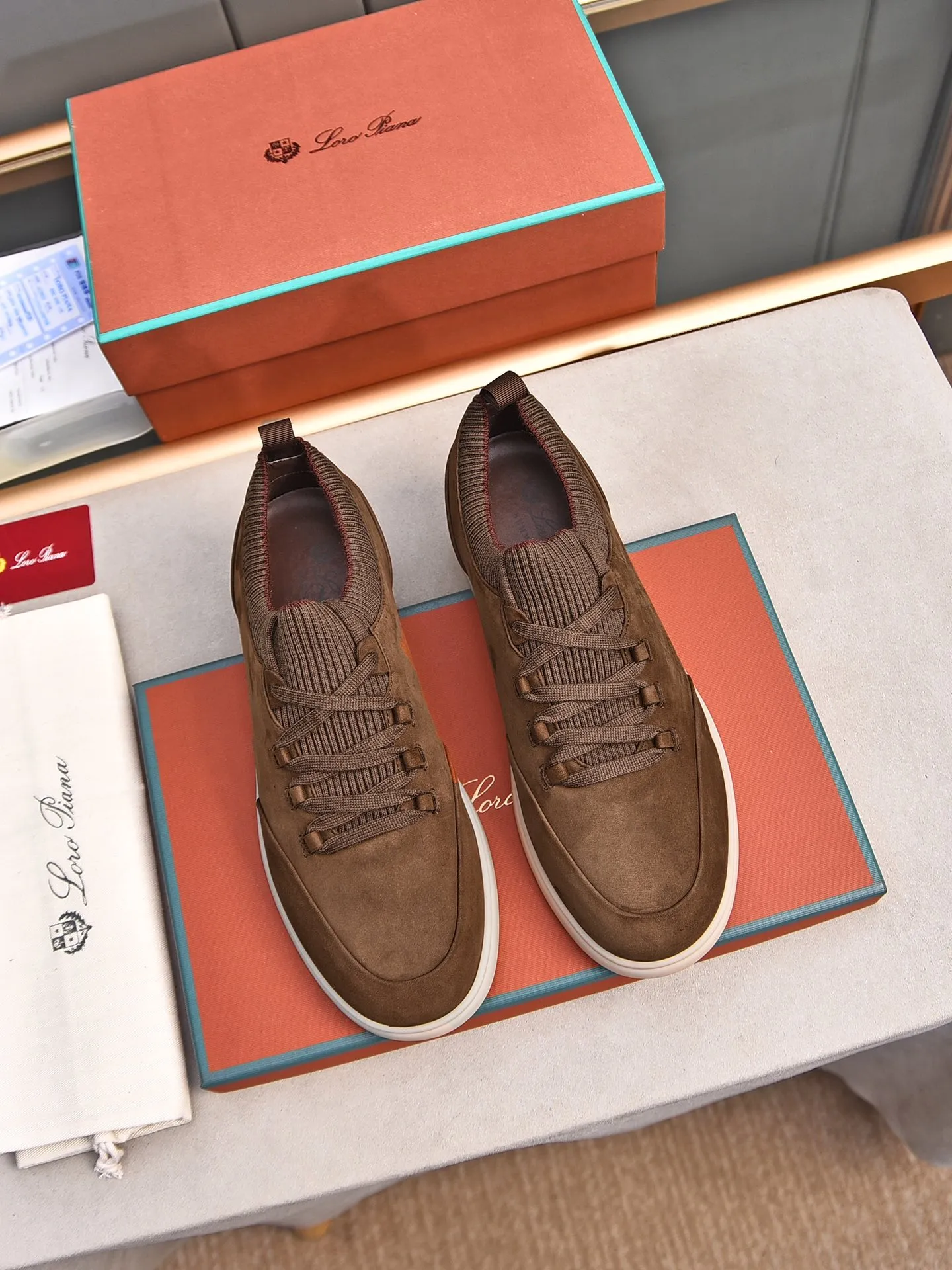 Men's Men's Shoes 💰500 LP's new product Loro Pian* 诺yo* Pianya Soho Walk These casual shoes and loafers are made of first-layer small nubuck cowhide. The texture is light, soft and comfortable. The mouth and tongue are decorated with high-density two-color knitting. The heel is decorated with a Kummel-colored original webbing pull-loop, which presents a unique three-dimensional effect. The unique version narrows slightly in the middle, and is decorated with details of the same material as shoelace eyelets. The original open-molded lightweight TPU rubber sole and spikes enhance traction and stability, and are full of modern aesthetic functional details. The rear is equipped with a cushion pad to enhance wearing comfort. It is sold in a complete package at the counter and is available in multiple colors!  Standard counter code number: 38～44# (45 customized)